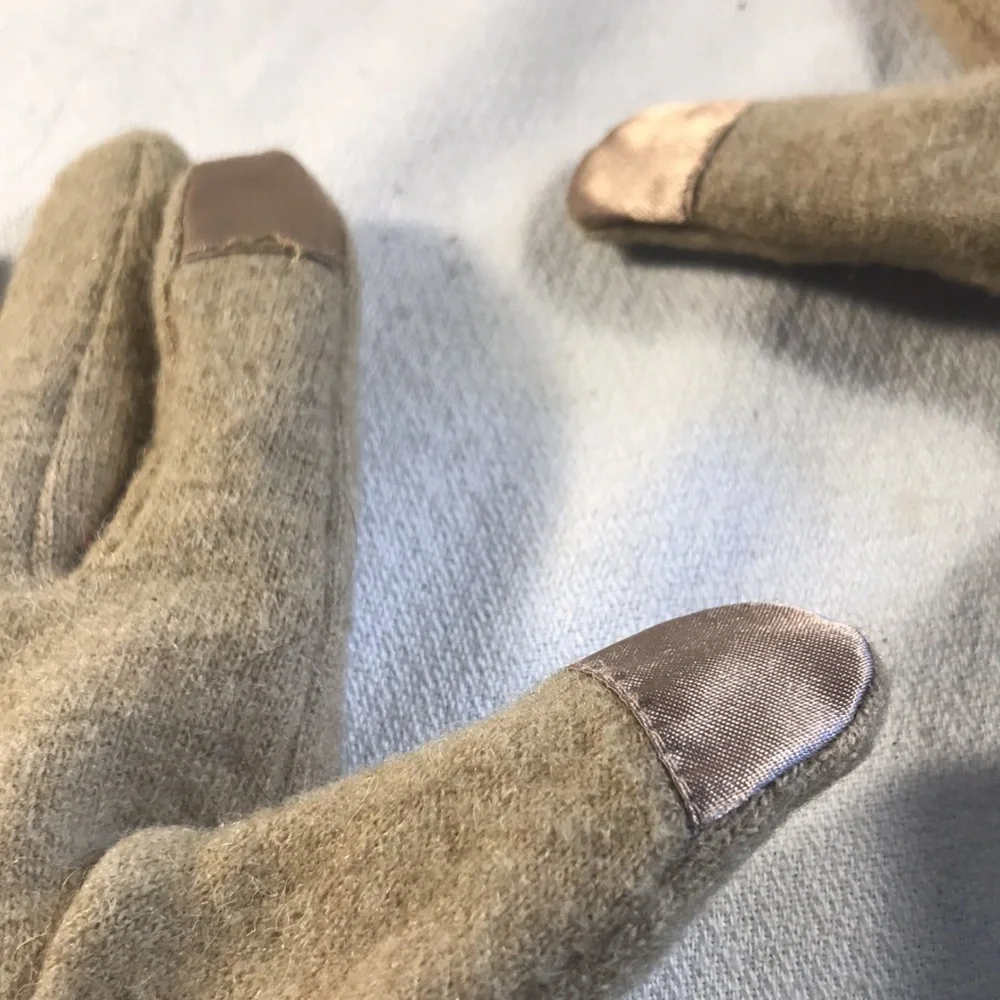 Stylish and Soft Wool Tan Winter Gloves with Bow Accent And Touchscreen Fingers